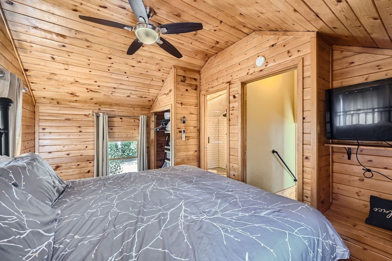 Room 3, Imperial View 3 Bedroom Home by RedAwning, Summit