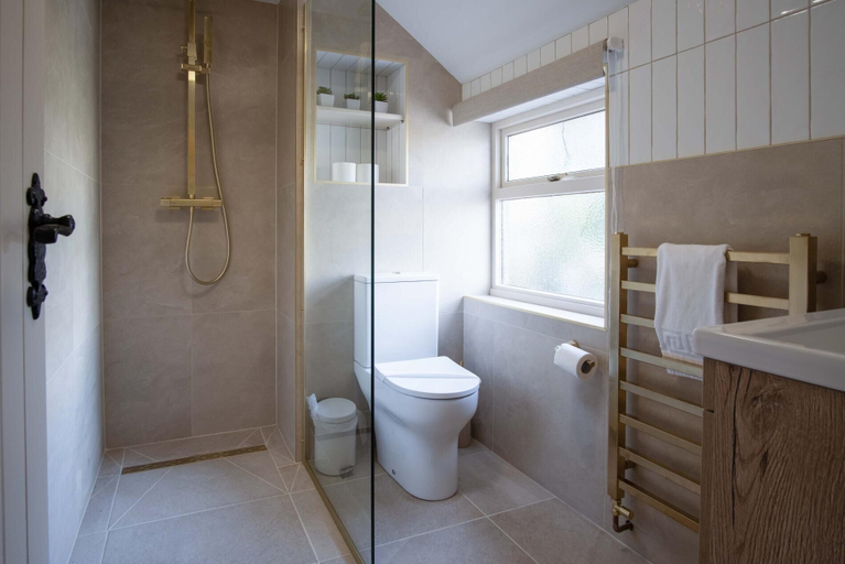 Bathroom 3, The Cross - 4 Bedroom Cottage - Llangennith, Swansea