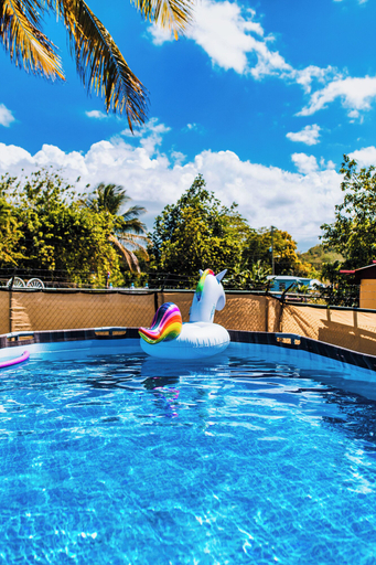 Pool, Granero Kenyard