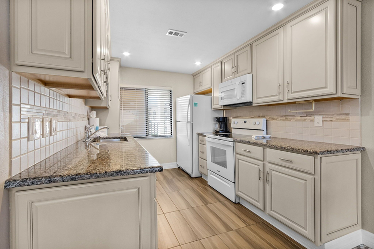 Others 5, Bay Village 126: Charming Beachfront 2br/2ba Condo W/ Balcony 2 Bedroom Condo, Lee
