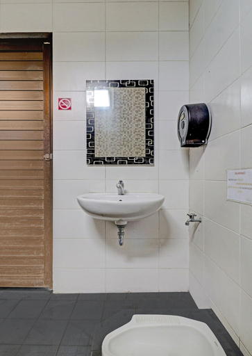 Bathroom 3, OYO 94732 D River Cihampelas, Bandung