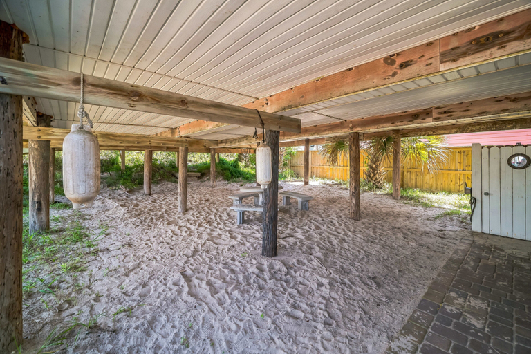 Terrace/patio 2, Charming Coastal Retreat Steps From Beach 3 Bedroom Home, Saint Johns