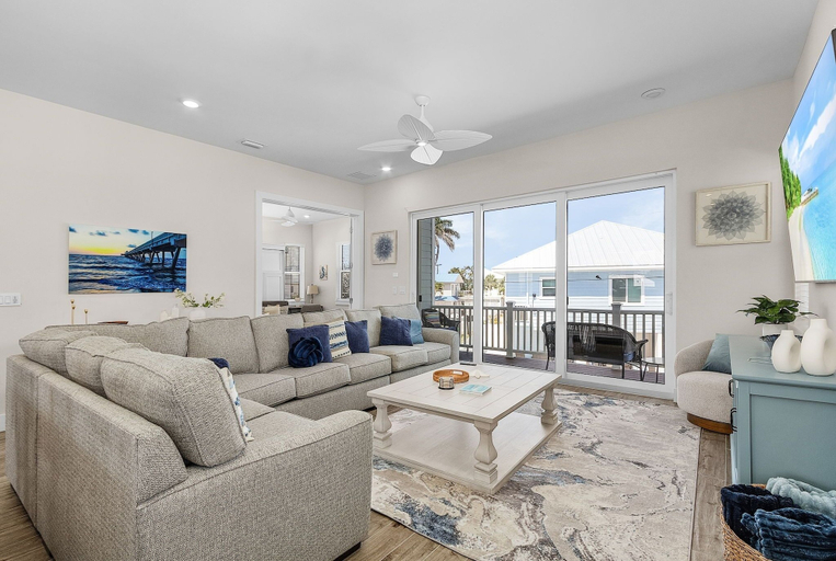 Living area 5, 209 Seabreeze Escape: NEW Spacious 5-Bedroom Pool Home 5 Home, Lee