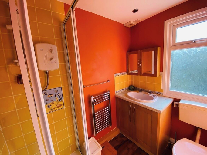 Bathroom 3, Freshwater Bay Holiday Chalets, Pembrokeshire