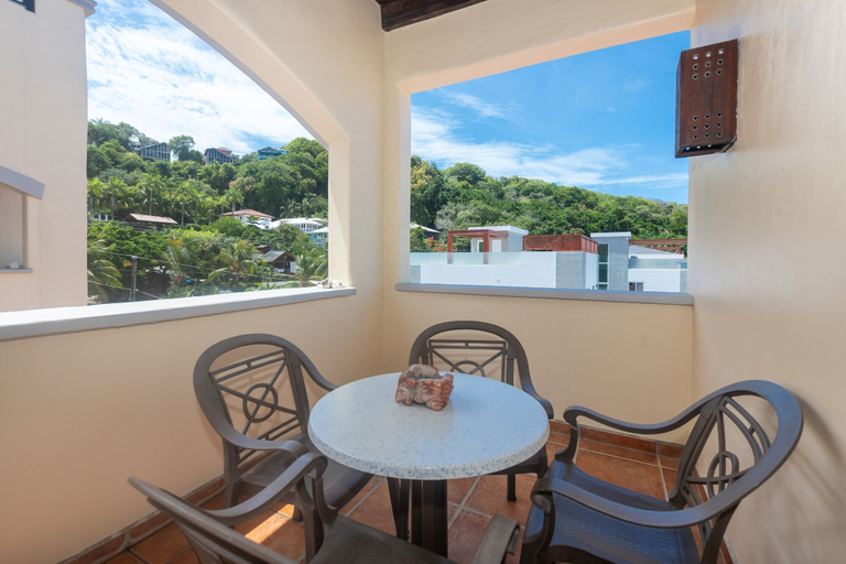 Outdoor dining 5, Green Orchid Escape 2 Bedroom Apts, Roatán