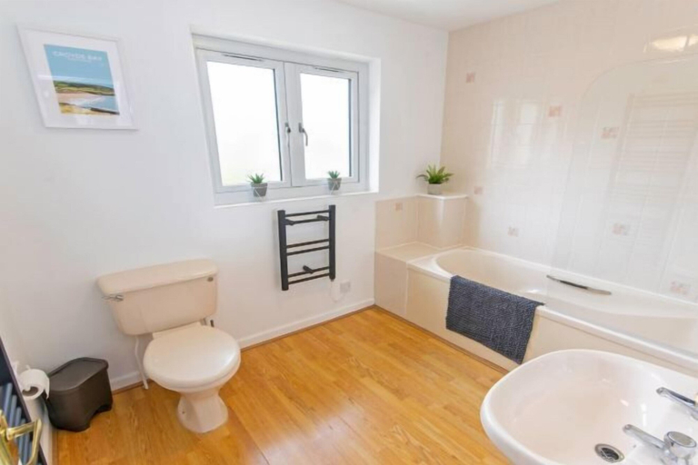Room 4, Oceanside Sleeps 6 Walk to Beach & Stylish, Devon