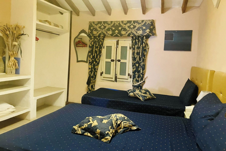 Room 2, 6 Bed House Sleeps 12 - Pool, Hot Tub, Fireplace, Alicante