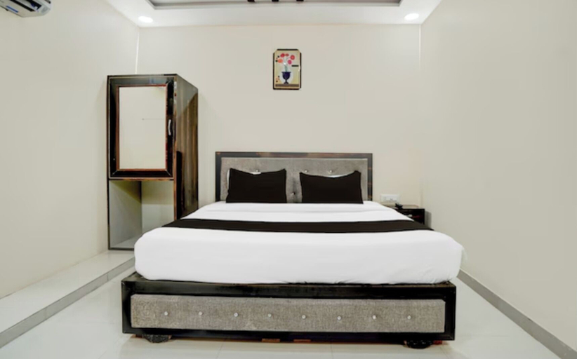 Room 5, Hotel O Taj Holiday, Agra