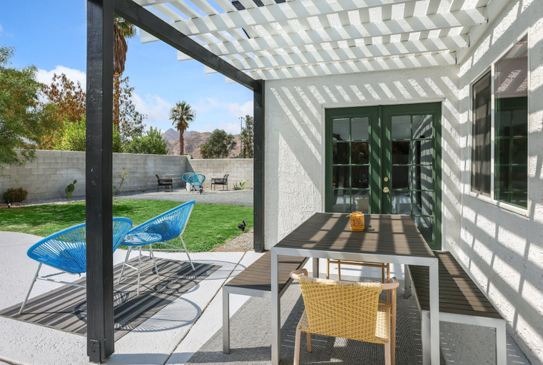 Outdoor dining, Desert Green Serenity, Riverside