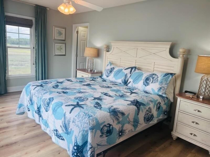 Room 4, No Egrets 3 Bedroom Condo by RedAwning, Brunswick