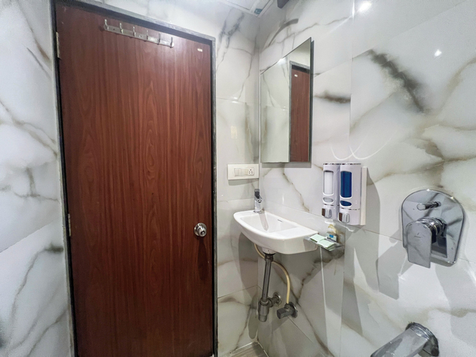 Bathroom 2, Hotel Rexton Inn, Mumbai Suburban