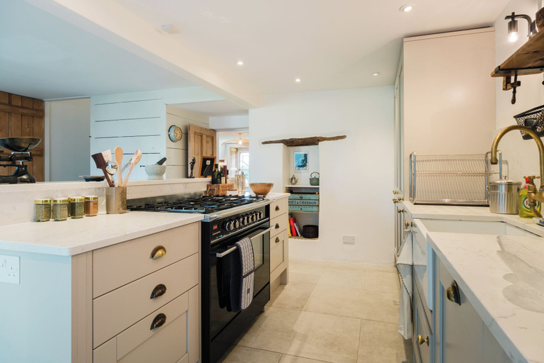 Private kitchen 4, Historic 3 BD Cottage in the Cotswolds, Oxfordshire
