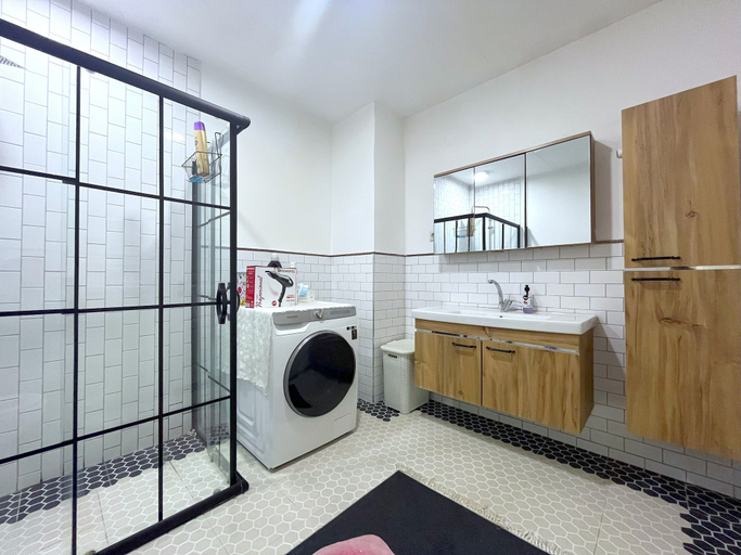 Bathroom 5, Time Traveller's Mansion in Fatih, Fatih