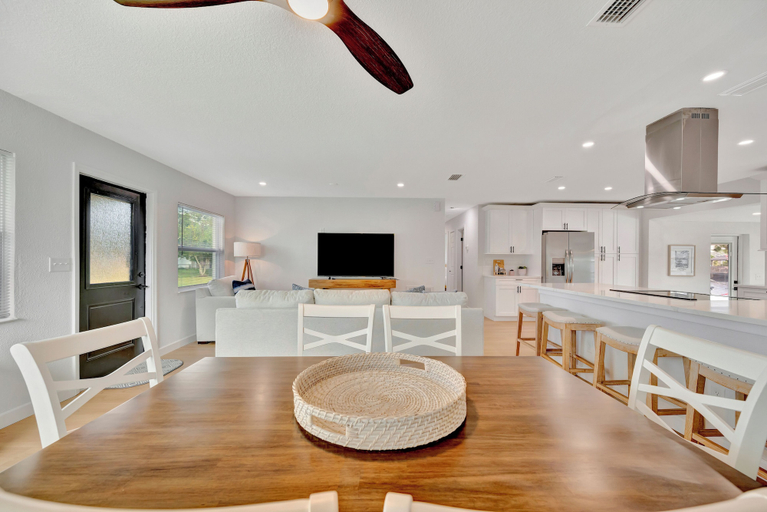 Living area 2, The Minnow Creek Oyster House, Hernando