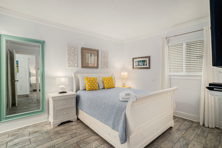 Room 2, 1402 Waters Edge Resort 2 Bedroom Condo by RedAwning, Georgetown