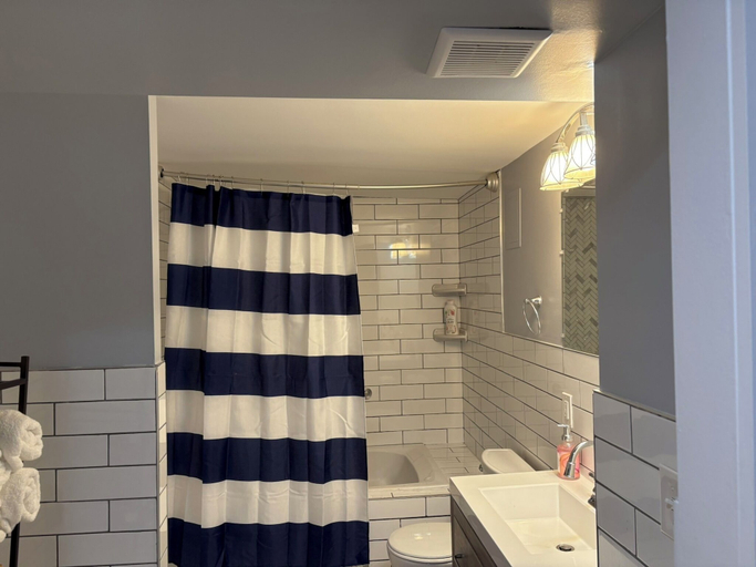 Bathroom 2, The Serene Spring House Retreat, Washington D.C.
