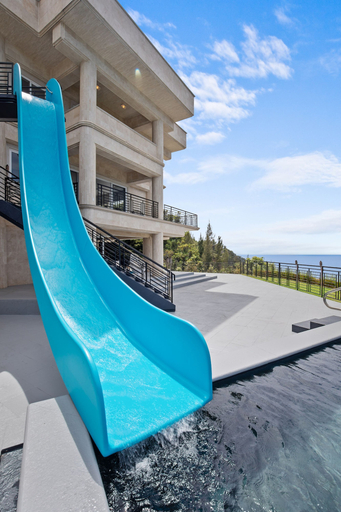 Room 4, Waterfalling Estate in Ninole, Hawaii
