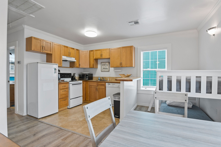 Private kitchen 2, Bungalow On Ave O 1 Bedroom Home, Galveston