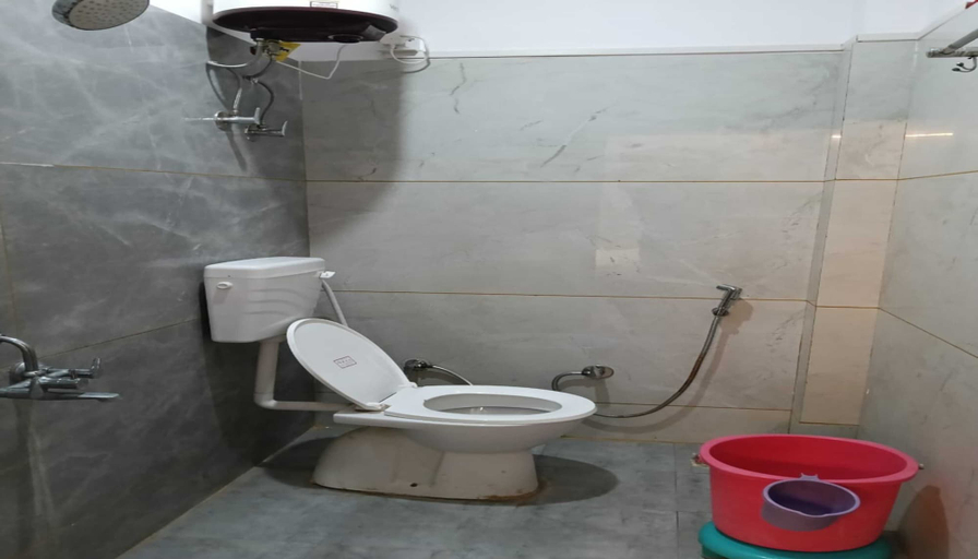 Bathroom, Roomshala Hotel Nandan Residency, Faizabad