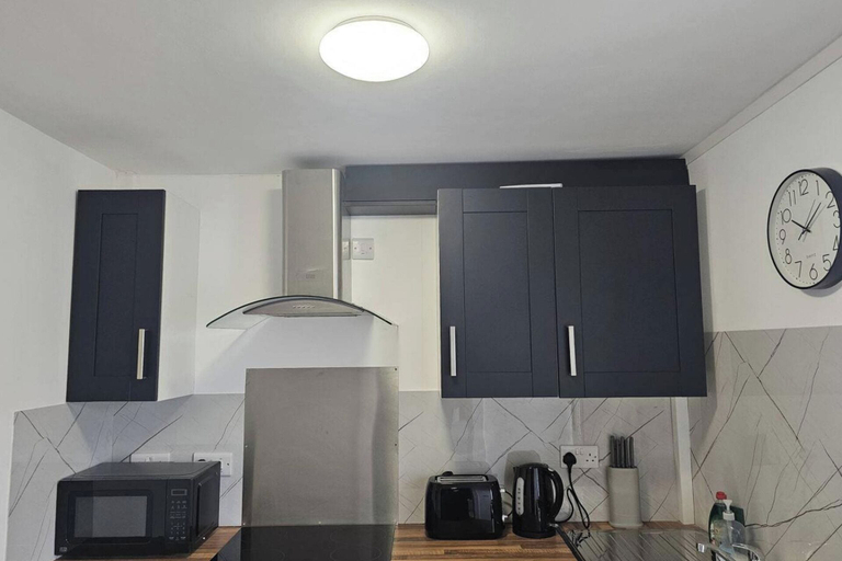 Private kitchen 2, Charming and Compact Studio in Bridgend, Bridgend