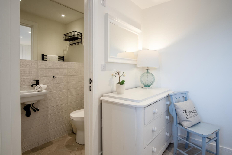 Bathroom 5, Ty Megan - 3 Bedroom Cottage - Bayview Oxwich, Swansea
