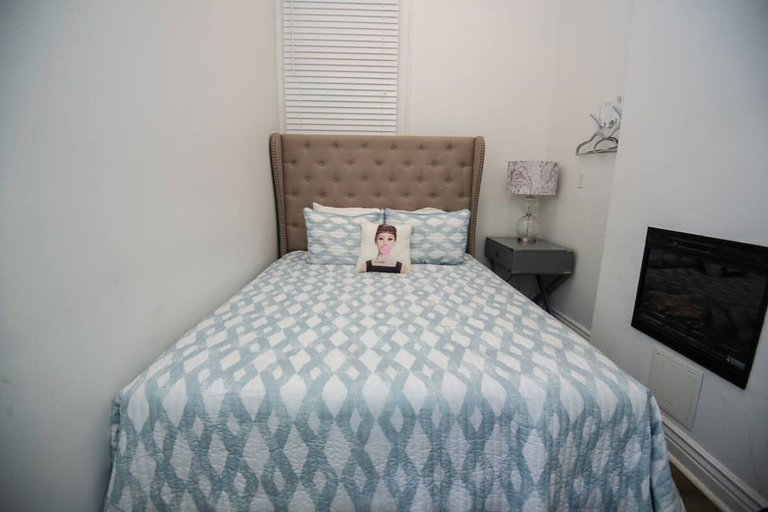 Room 5, 8br-best Location Heated Pool Jacuzzi Spa Gym, Orleans