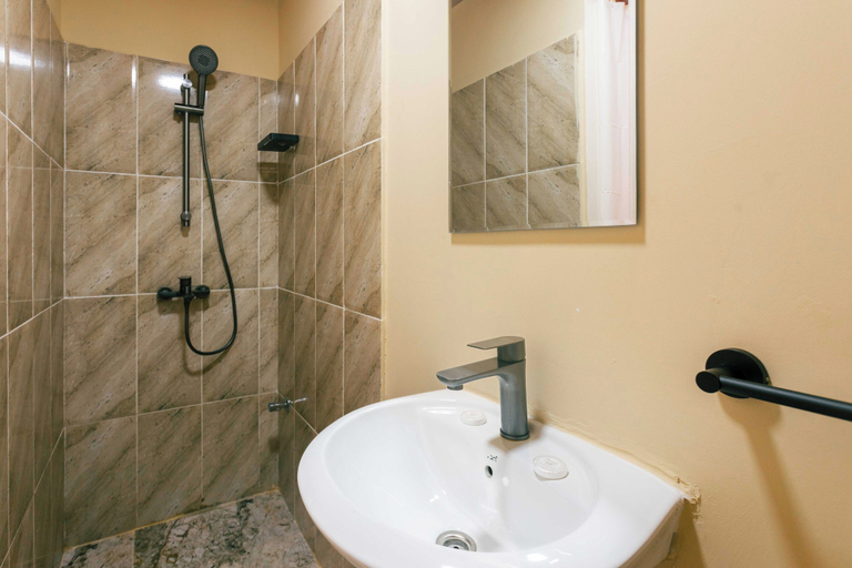 Bathroom 3, Roots inn, Kusini