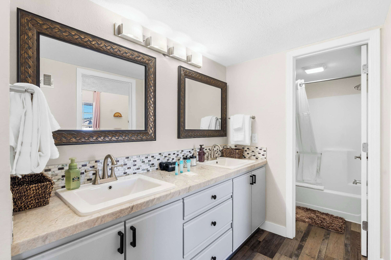 Bathroom 4, Skyview Getaway 2bdr for 4, Taney
