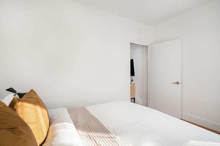 Room 5, 444-4e Contemporary 2BR in Hell s Kitchen, New York