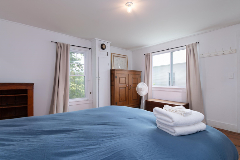 Room 2, Village House 3 Bedroom Home, Washington