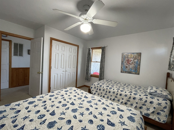 Room 2, The Baited Hook 4 Bedroom Cottage by RedAwning, Dare