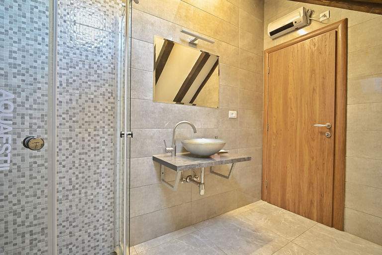 Bathroom 5, Briscola & Tressette Studio, Split