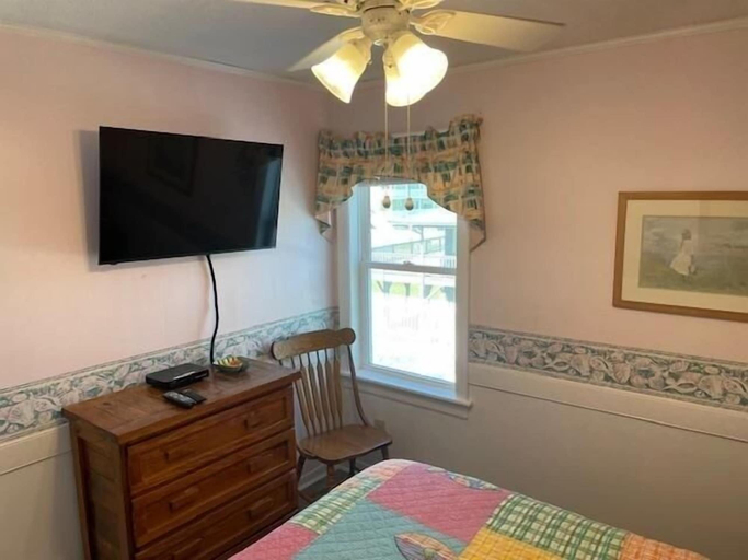 Room 2, Pirate's Den 3 Bedroom Home by RedAwning, Brunswick