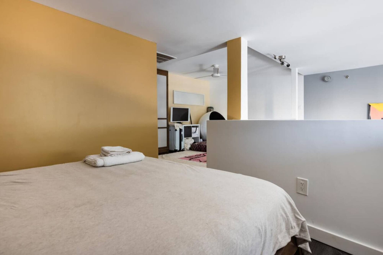 Room 3, Dekalb by Rove Travel Duplex Loft w Terrace, New York
