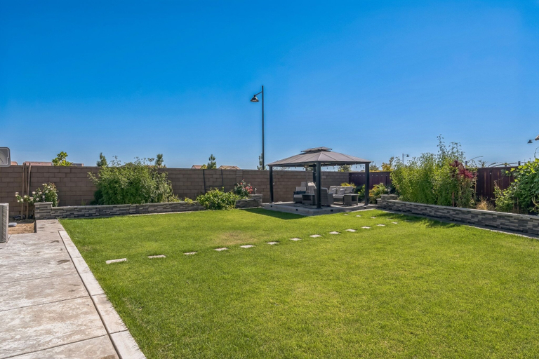 Terrace/patio 2, Spacious 3br Home With Charming Backyard 3 Bedroom Home, Sacramento