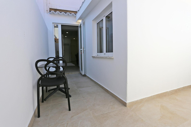 Room 2, B88 - Mendon a Street Apartment, Lagos