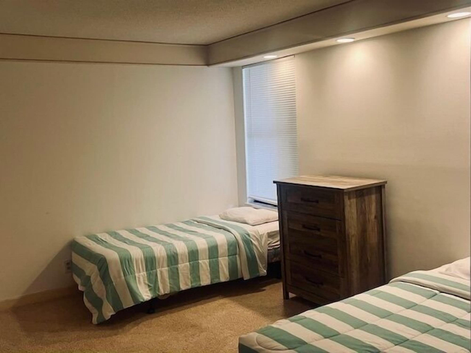 Room 5, 510 Surfmaster 2 Bedroom Condo by RedAwning, Georgetown