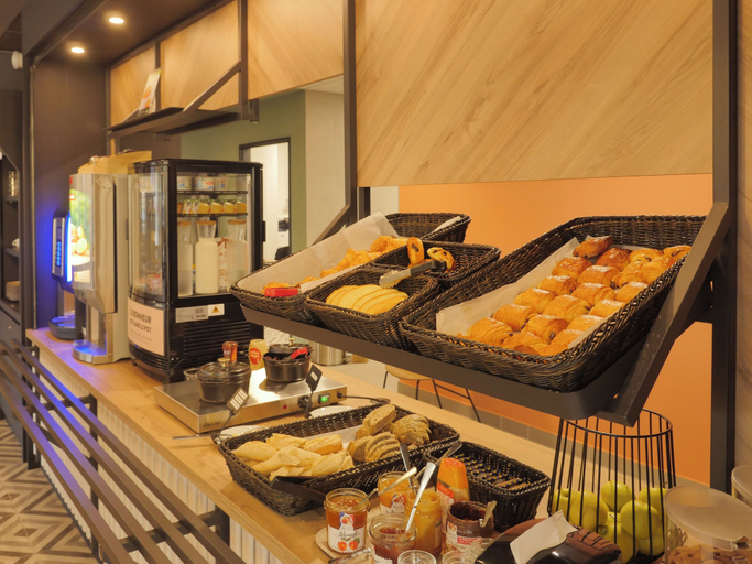 Breakfast buffet 2, BB HOTEL Carcassonne Rocadest La Cite, Aude