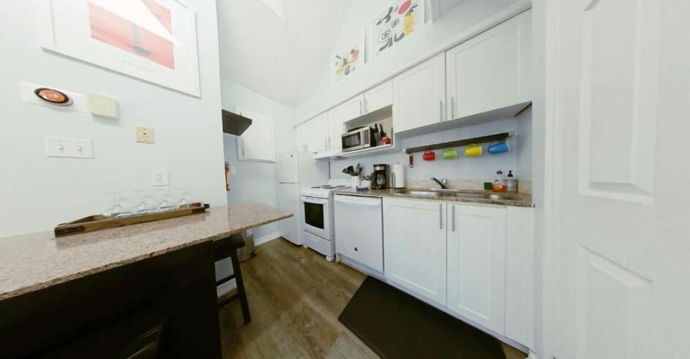 Others 5, Artistic Hillside Loft, Grey