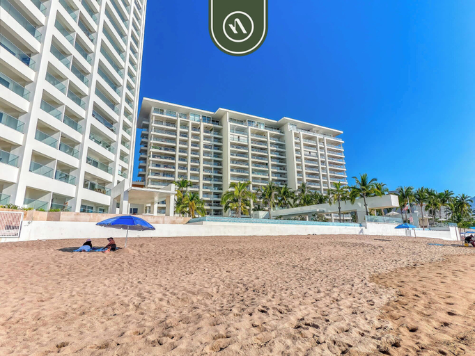 Beach 5, Luxury Oceanfront Studio - Beach - Pools - Gym, Puerto Vallarta