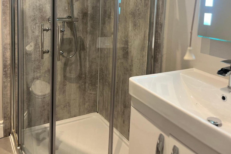 Bathroom, 3-Bed Central Apartment - Sleeps 5 & Pets Ok, Belfast