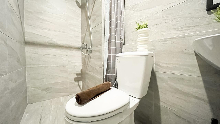 Bathroom 5, Earth Toned Studio Apartment Collins Boulevard, Tangerang