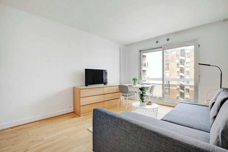 Living area 2, Charming Studio - 2P - Balcony - Saint Honore, Paris