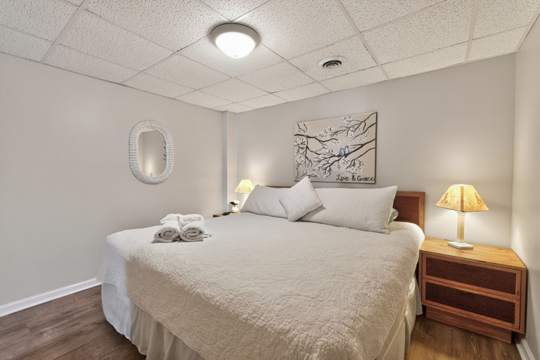 Room 5, Coastal Retreat Steps From Private Beach 2 Bedroom Apts, Horry