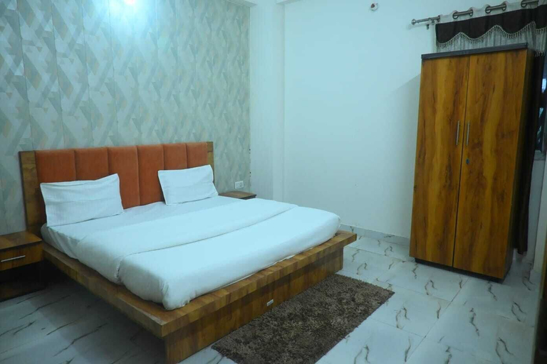 Room 5, Hotel 7 Solitaires, Kanpur Nagar