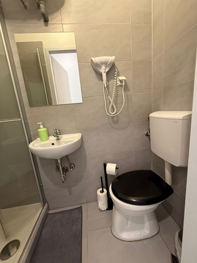 Bathroom 5, 1BR Apt Budget Stay by Westbahnhof, Wien