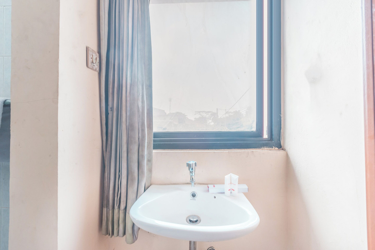 Bathroom 5, OYO 94759 Hotel Taman Cibinong, Bogor