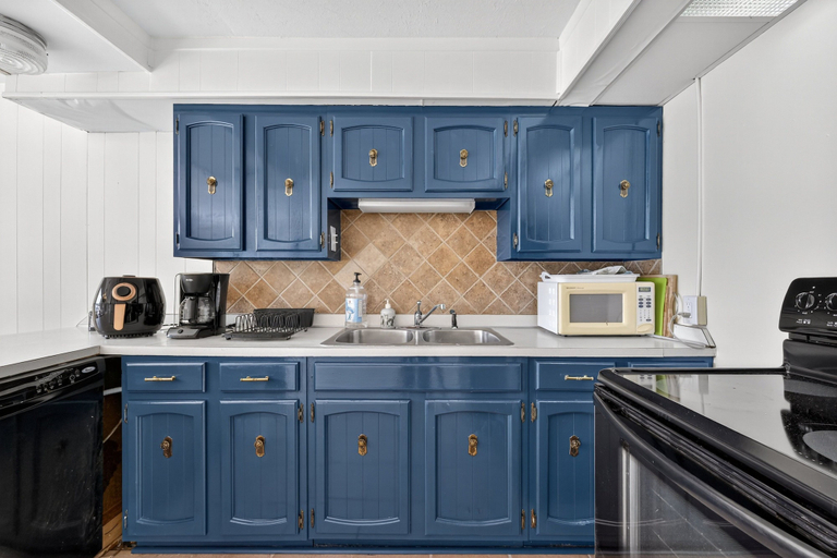 Private kitchen 2, Lakefront Getaway With Private Dock & Scenic Views 3 Bedroom Home, Sullivan