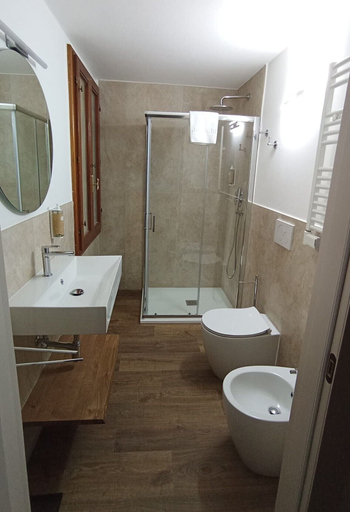 Bathroom 4, XX Settembre, Florence