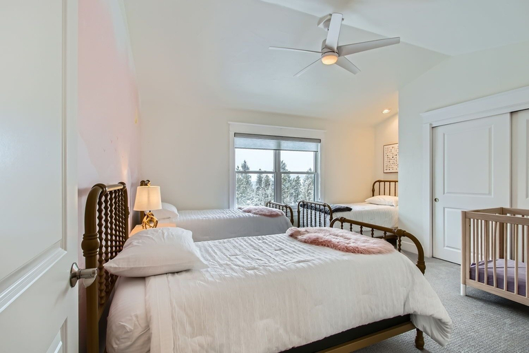 Room 5, Mountain Majesty 6 Bedroom Home, Gilpin